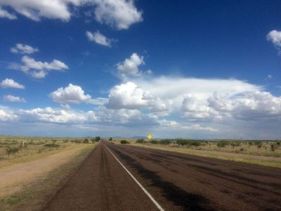 まっすぐの何もない道路
