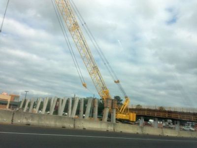 高架式道路工事中