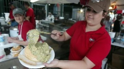 お店の人がボートにソースを入れている所