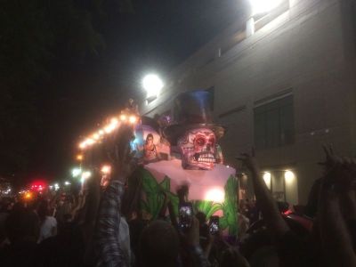 骸骨を先頭にした山車