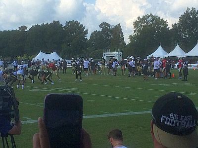 オフェンスが練習中