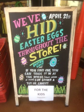 入口前の広告板