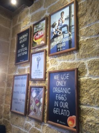 店内に飾られた絵