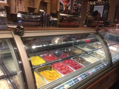 お店のアイス類