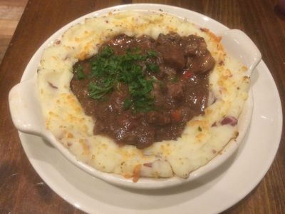 牛肉とパルメザンチーズと一緒にまぶしたポテト