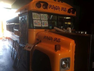 店内のスクールバス