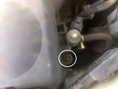 エアフィルターを格納するボックス横のボルトの位置