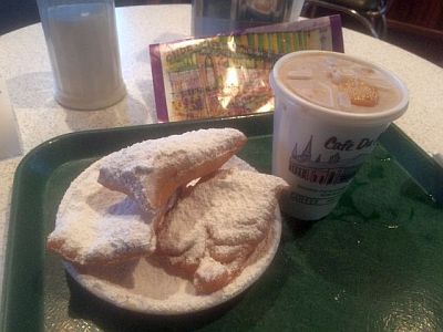 カフェデュモンドでベニエ