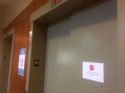 エレベータの注意書き