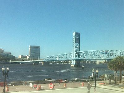 ホテルから望める川と橋