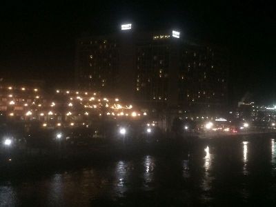 川沿いのホテル