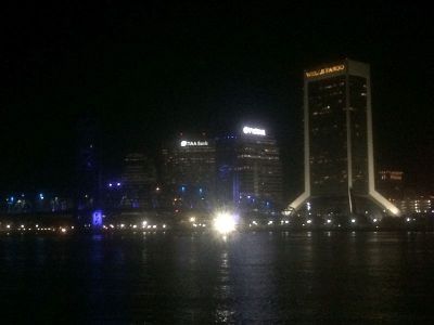 高層ビルと川を渡る橋