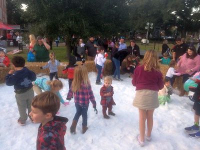 人工雪で遊ぶ子どもたち