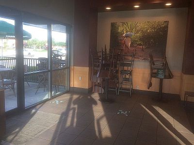 端に寄せられた椅子