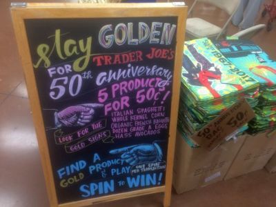 50周年を示す看板とエコバッグ