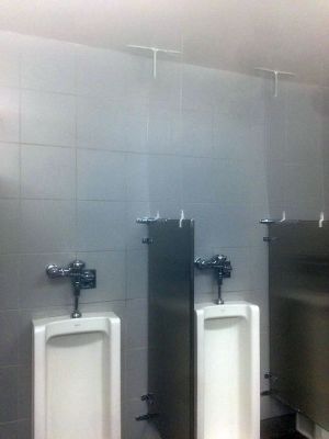 男子トイレのアクリル板